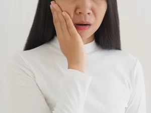 Women with tooth problem need emergency dentist