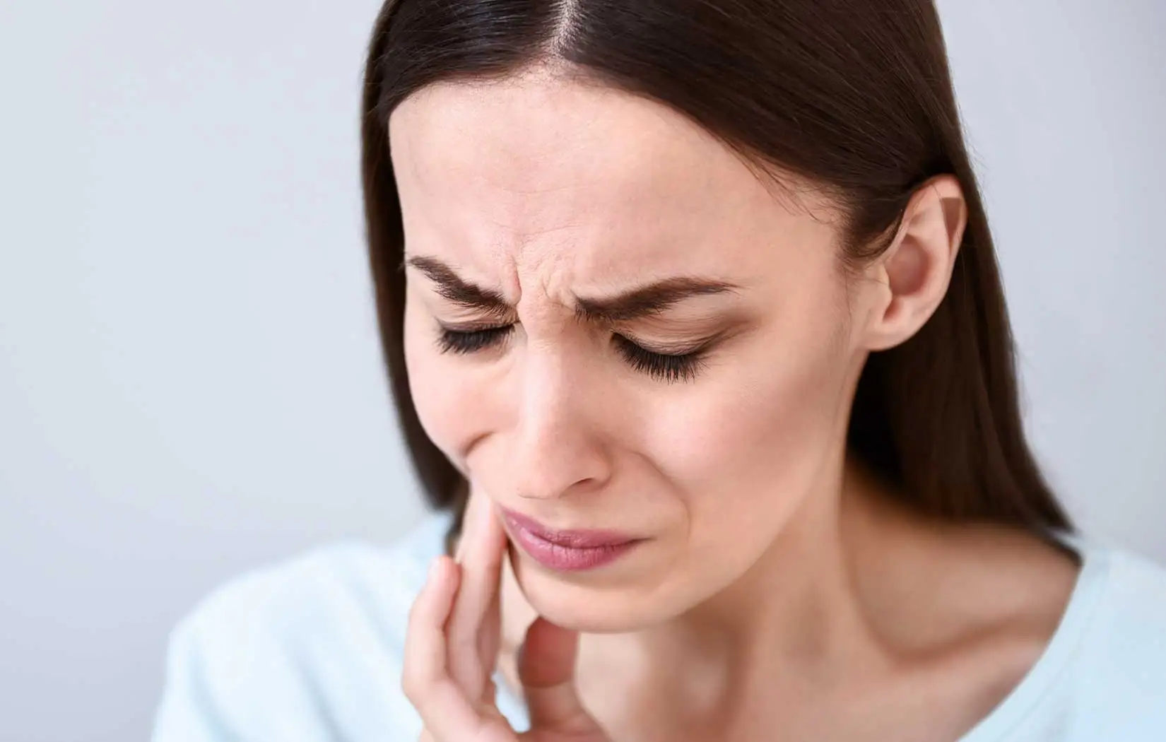Women with tooth pain needs emergency dentist in San Juan Capistrano, CA